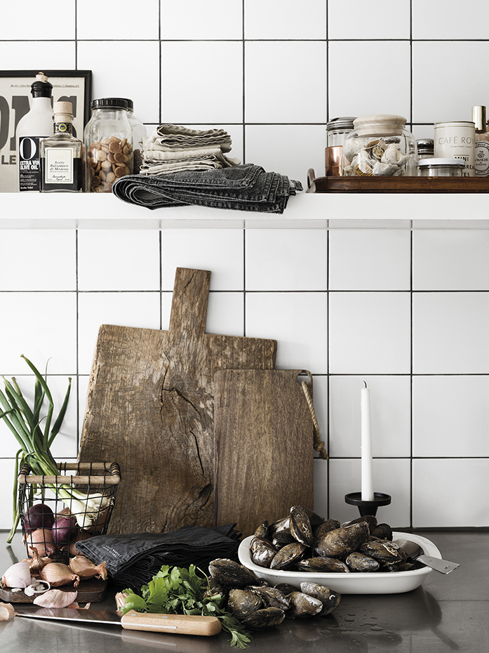 En casa de H&M 14. Materiales nobles y de última tecnología conviven sin complejos en el comedor. "Busco un espacio donde pueda expresarme con los objetos que amo"