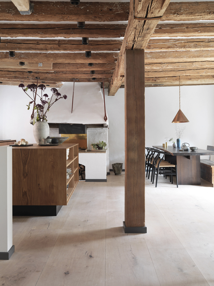 Rene-Redzepi1. La cocina es el centro neurálgico de la casa. "Tiene espacio suficiente para hacer lo que nos apetezca en ella", afirma René Redzepi. El pasado del lugar se deja ver en elementos como las recias vigas de madera