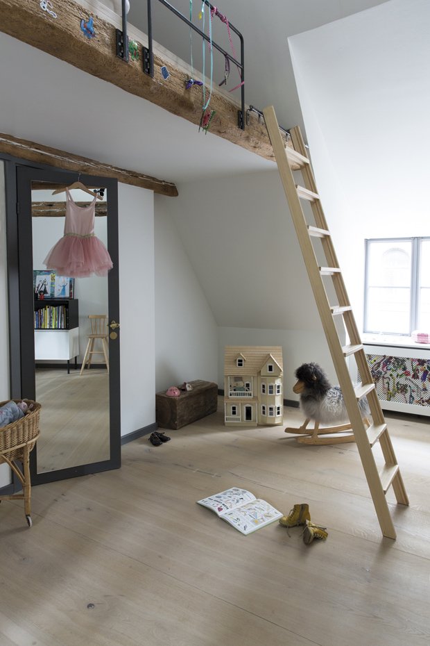 Rene-Redzepi3. Las dos hijas mayores del matrimonio, Arwen y Genta, duermen en un altillo de su habitación de juegos