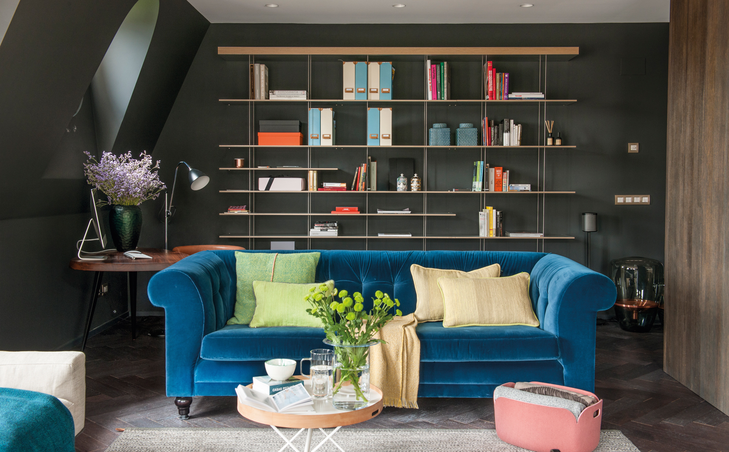 00440684. La librería es el modelo Graduate, un diseño de Jean Nouvel para Molteni. Sofá Chesterfield, de De Padova, tapizado con terciopelo Adamo y Eva, de Dedar. El cojín verde es de Zuzunaga