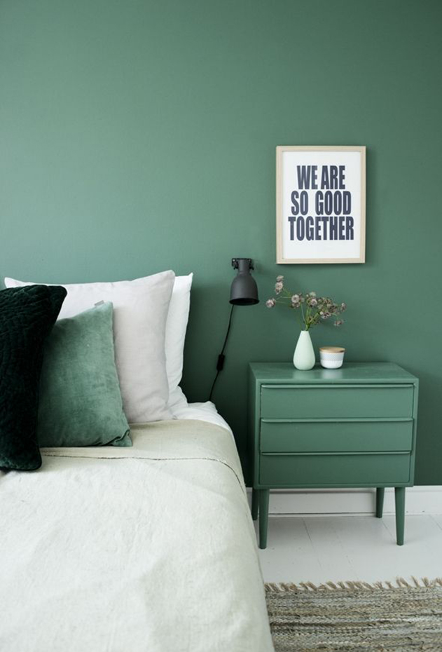 En esta habitación se mimetizan los muebles con la pared. El verde en contraste con el blanco aporta una gran serenidad