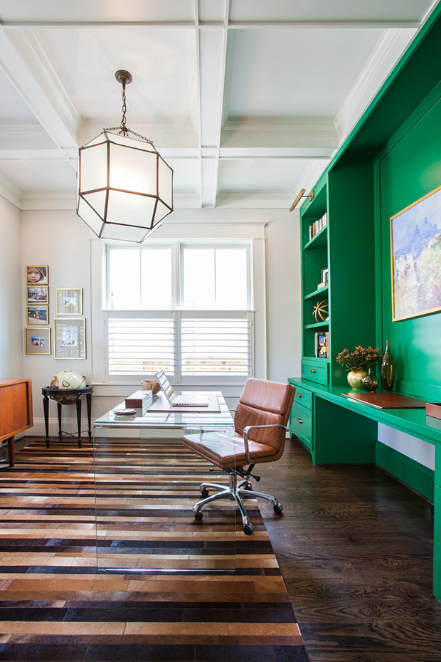 El color es un buen aliado cuando se quiere separar un espacio visualmente. En esta habitación diseñada por Marie Flanigan Interiors, el verde define la librería