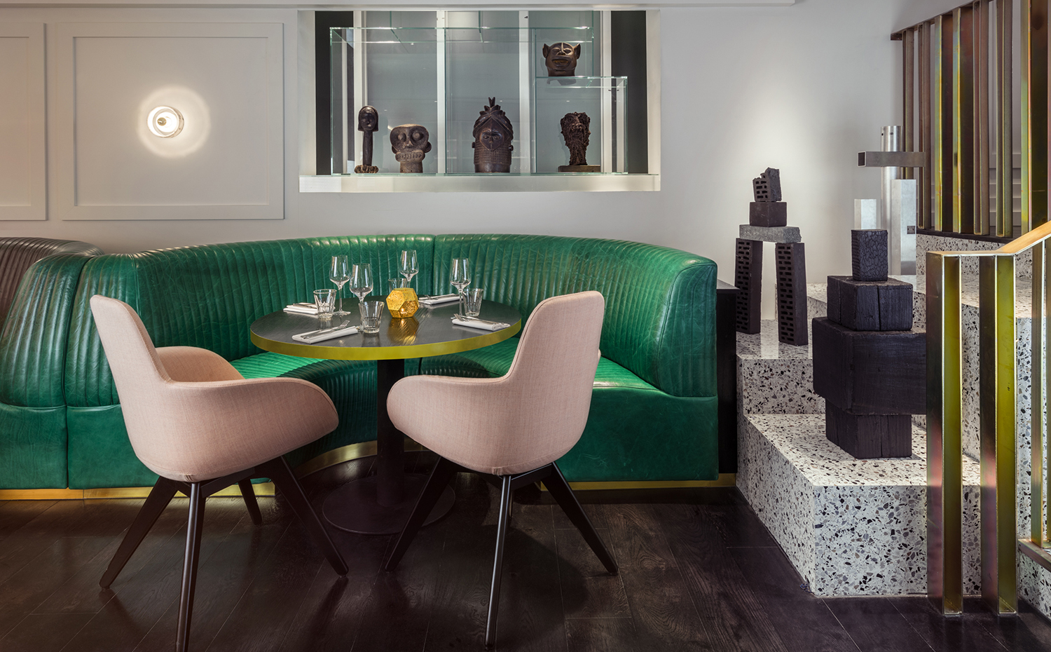 El restaurante Bronte, en Londres, sabe mucho de diseño. Sus sofás semicirculares son la clave de su decoración