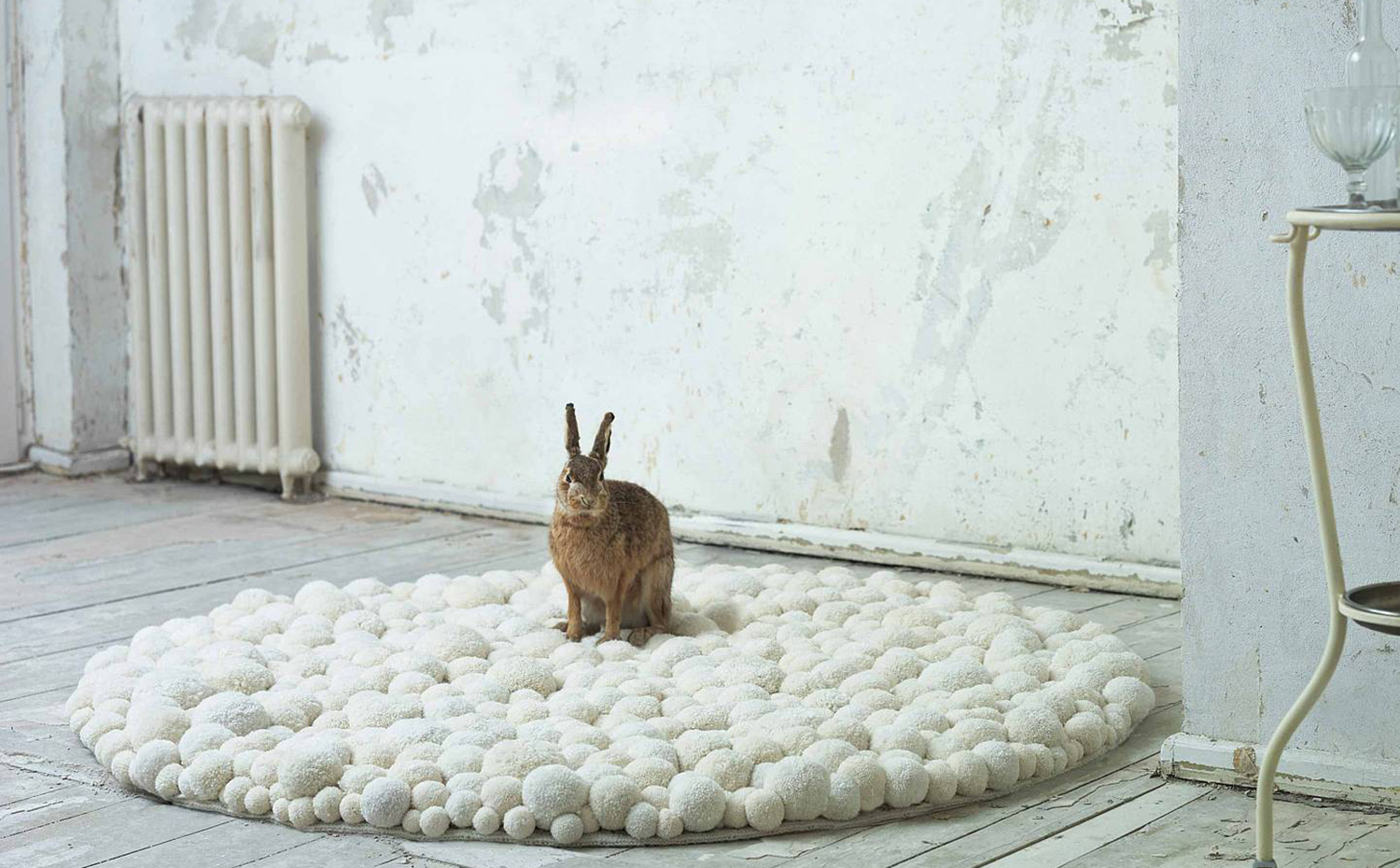 CREME BOMMEL CARPET  MYK berlin Atelilou. La alfombra de pompones de merino Creme Bommel Carpet, de Atelilou, es una oda a la ternura
