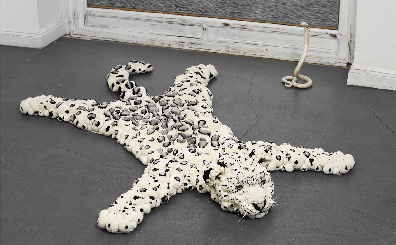 lBOMMEL SNOW LEOPARD CARPET atelilou. Si te gustan las piezas originales, la alfombra Snow Leopard, de Atelilou, hecha a mano con mas de 700 pompones de merino, te dejará sin palabras