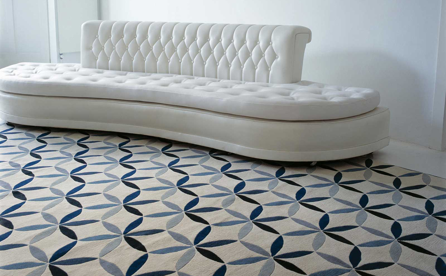 STARFLOWER BLUE Edward Barber Jay Osgerby. Un sutil estampado geométrico como el de la alfombra Starflower Blue, de Barber & Osgerby, revela un clasicismo muy chic
