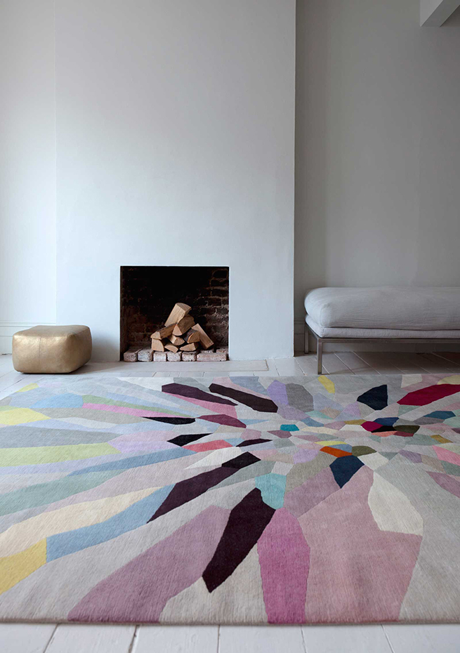 Zap by Fiona Curran. La alfombra colorista Zap, de Fiona Curran, contrasta con la neutralidad del espacio