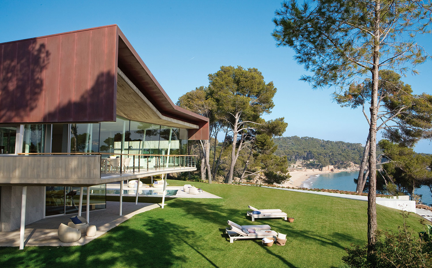 00337482. Los arquitectos han rematado la construcción con una singular cubierta de cobre cuya textura y forma irregular buscan la integración en el entorno natural