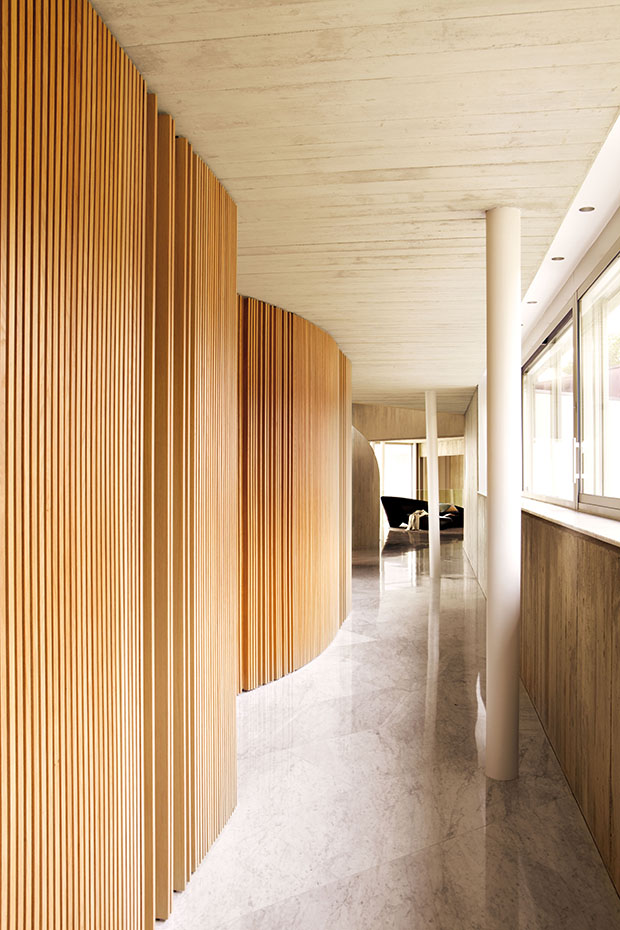 00337492. Un cerramiento de madera alistonada de forma sinuosa cierra el vestidor de la suite principal. Al fondo se halla el vestíbulo de entrada