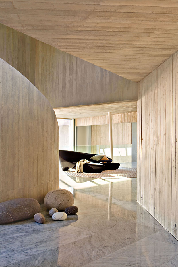 00337493. En el suelo del vestíbulo, pufs de fieltro Livingstones, de Smarin. Al fondo, el sofá Moon, de Zaha Hadid para B&B Italia