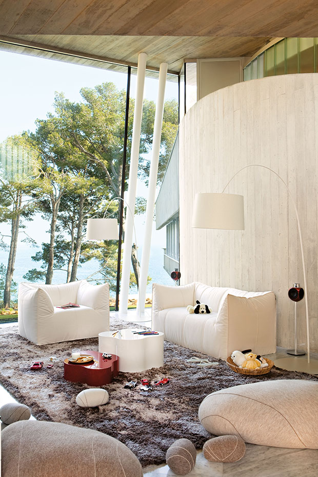 00337496. Sofá y butaca La Bambole, de Mario Bellini para B&B Italia. Mesitas Nuvola, lacadas de blanco y rojo, de Piero Lissoni para Porro. Lámparas Twiggy, de Marc Sadler para Foscarini
