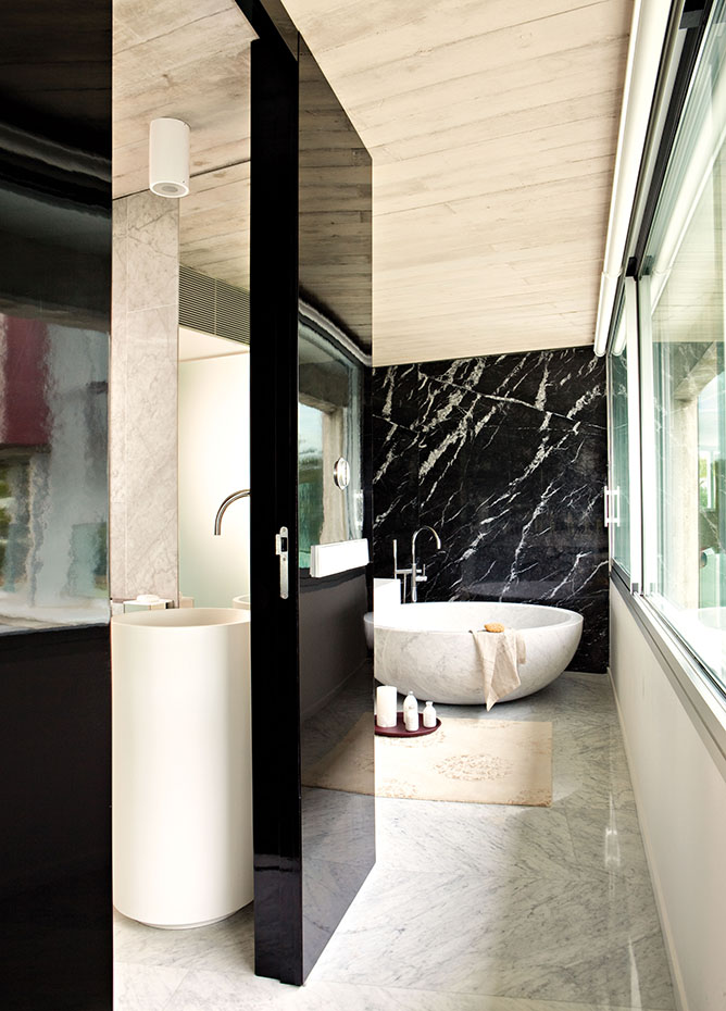 00337497. La espectacular bañera exenta se ha realizado a partir de un bloque único de mármol de Carrara. Grifería Tara Logic, de Sieger Design para Dornbracht