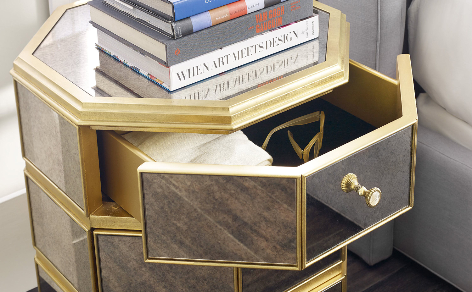 1586-90016a-gld1-detail. Mesita de noche octogonal, de Cynthia Rowley, para Hooker Furniture 