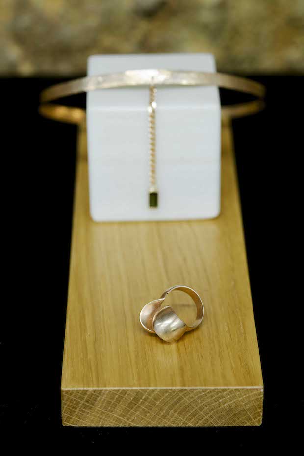 Detalle de las joyas. Detalle de dos joyas realizadas en latón
