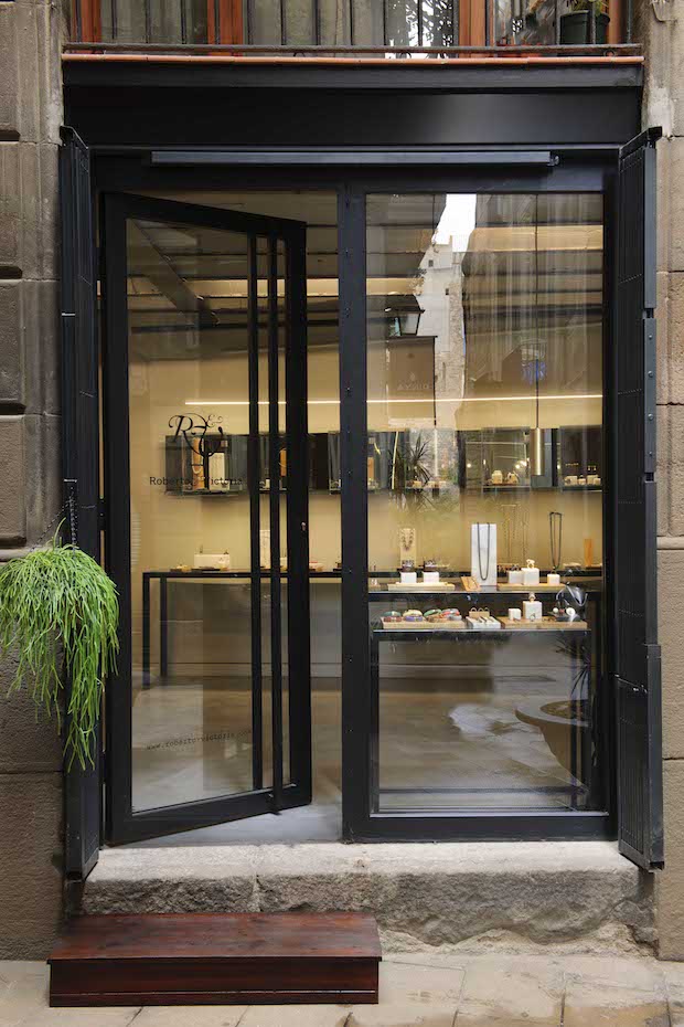 Puerta de acceso. El diseño de la tienda incluye combinaciones de metal, madera y piedra