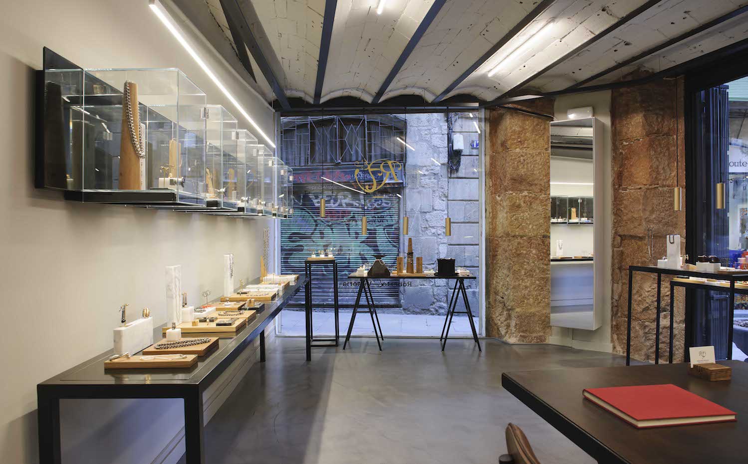 Tienda. Se han mantenido los techos de bovedilla catalana