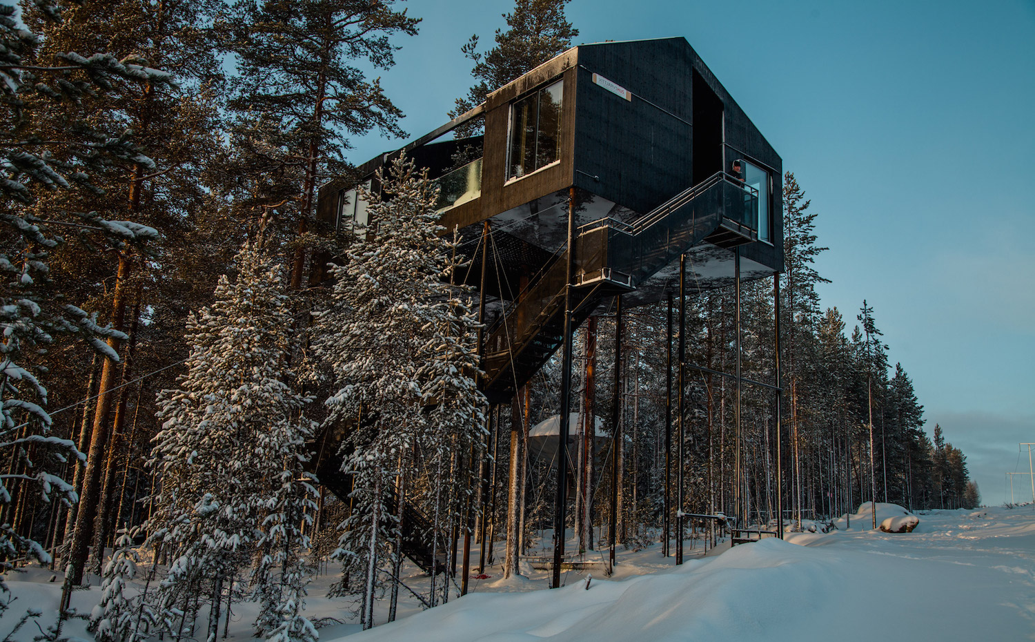 treehotel10. La cabaña está orientada a norte para la contemplación de las auroras boreales