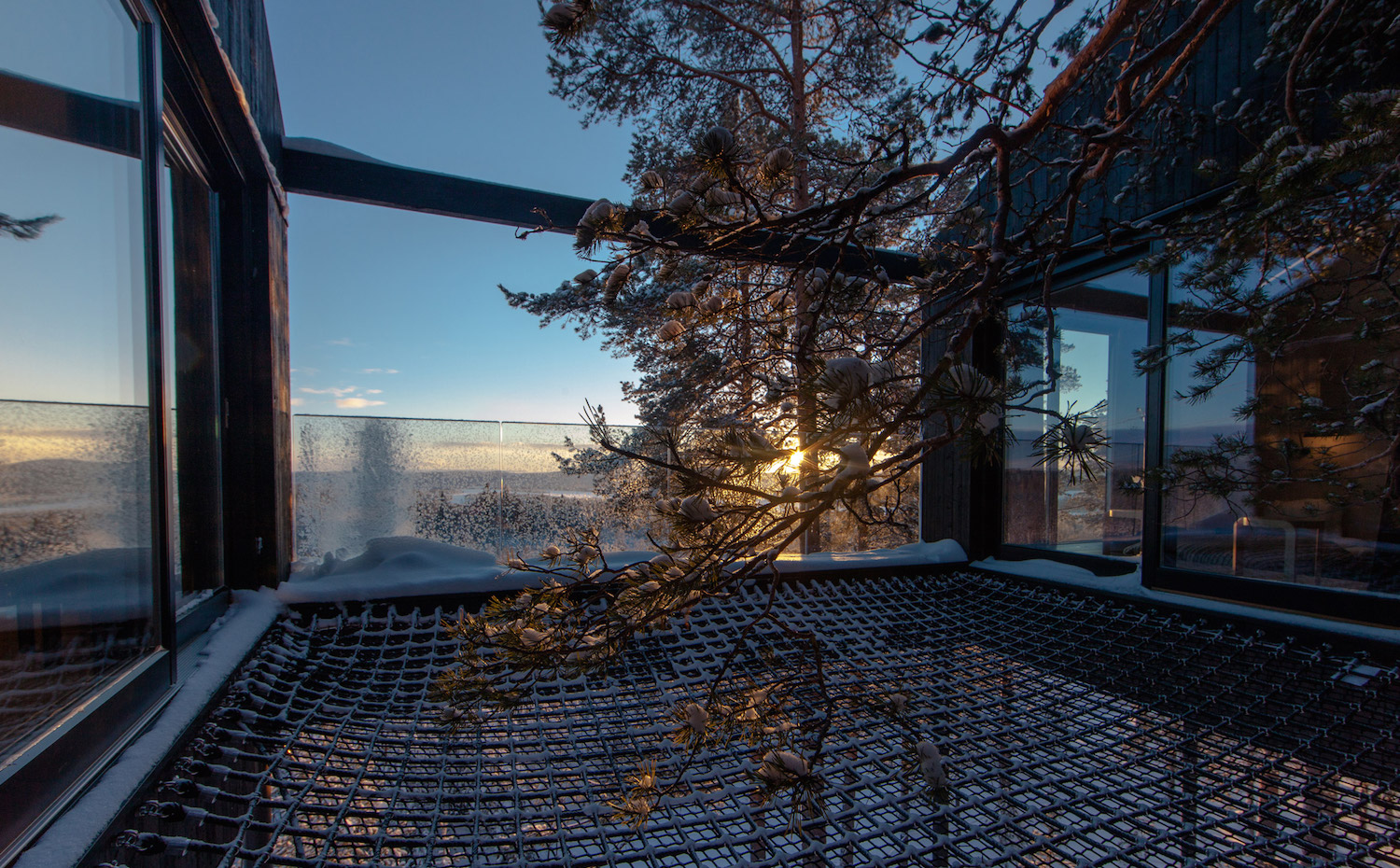 treehotel11. Una doble red cubre la brecha entre los dos dormitorios, donde es posible pasar la noche dentro de un saco de dormir