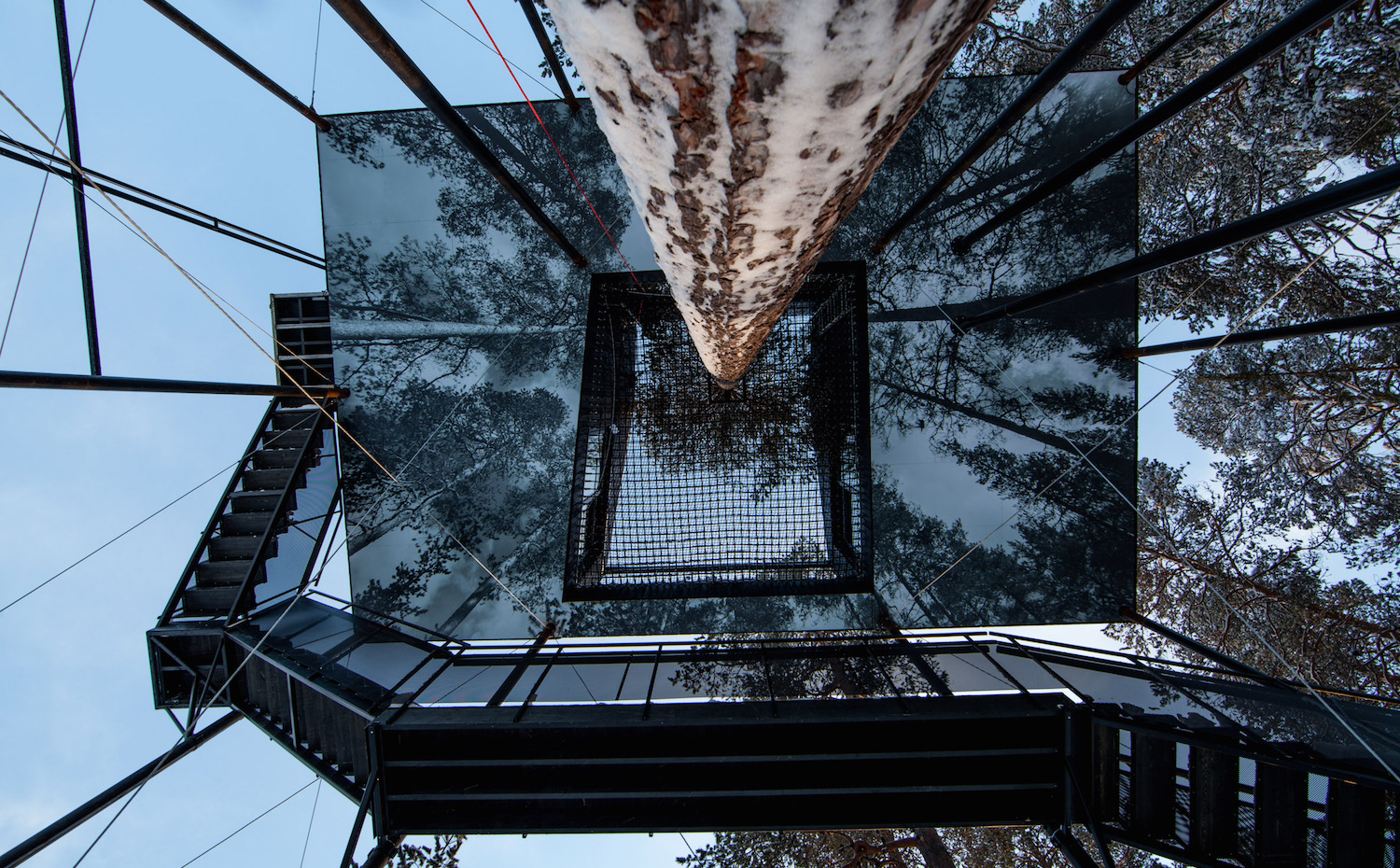 treehotel3. Un dibujo de una arboleda está impreso en la parte baja de la cabaña. En el estudio Snøhetta lo llaman la sexta fachada