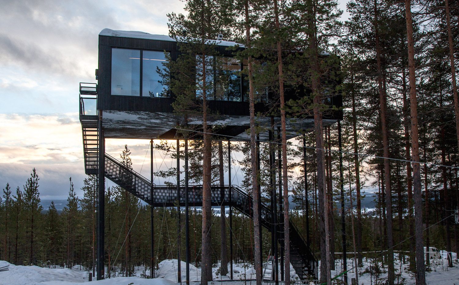 treehotel4. Para llegar hasta la entrada, se tejió una escalera en zig zag entre los árboles