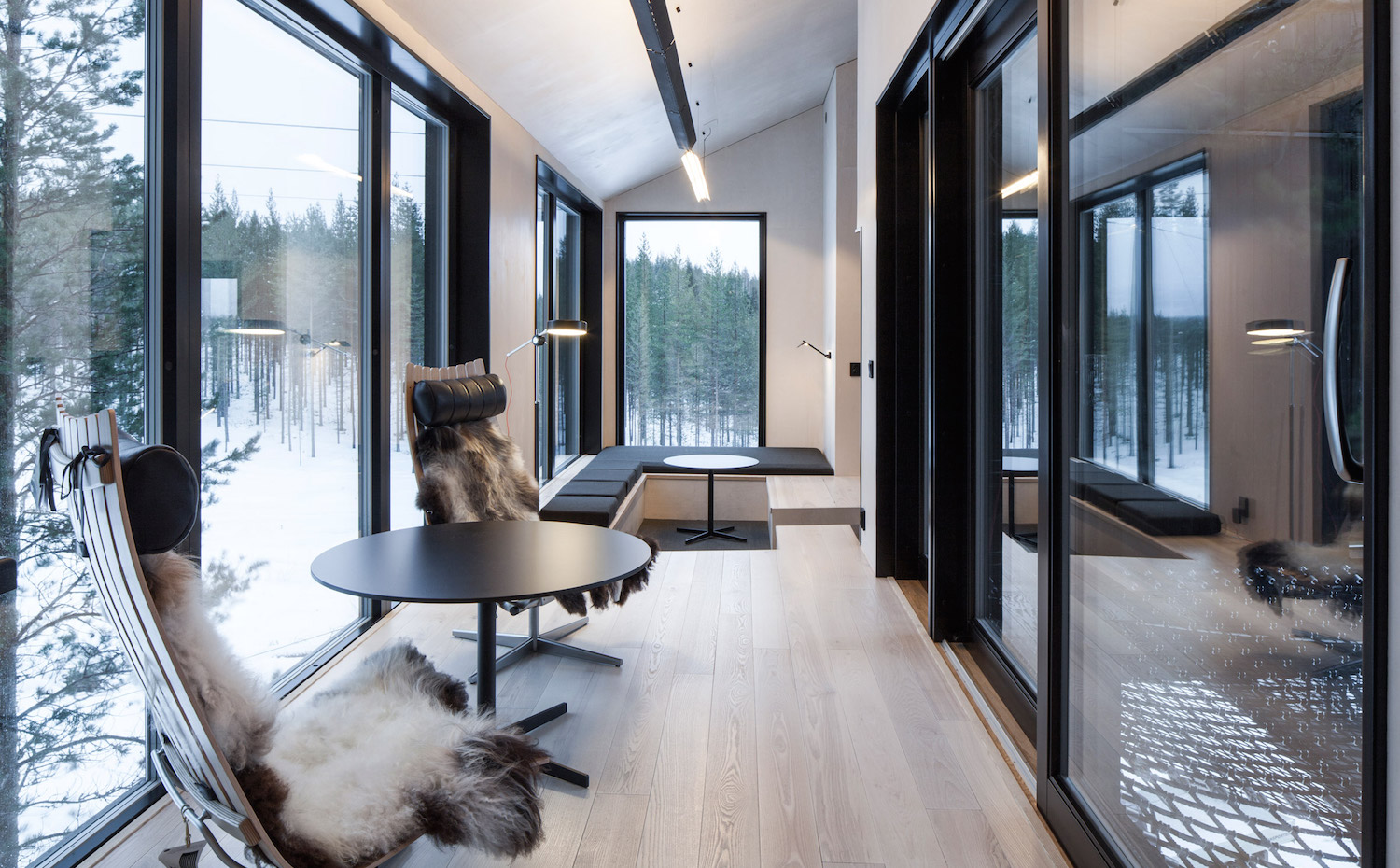 treehotel7. En la decoración se imponen los tonos claros. El suelo es de madera de fresno