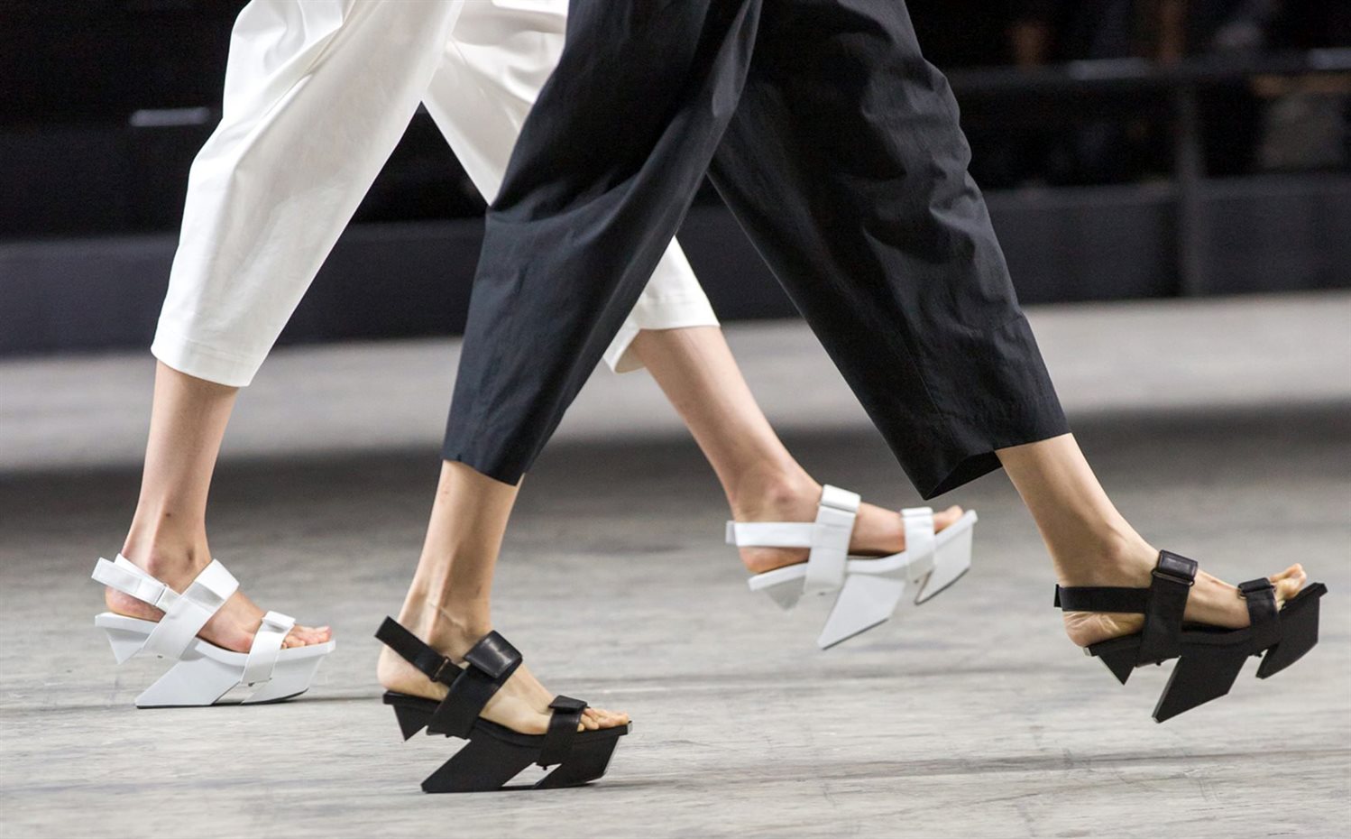 issey-miyake-x-united-nudes-fashion-design-shoes sq 02-1704x1704. [02] The Rock and Wrap Shoes, de United Nude en colaboración con Issey Miyake