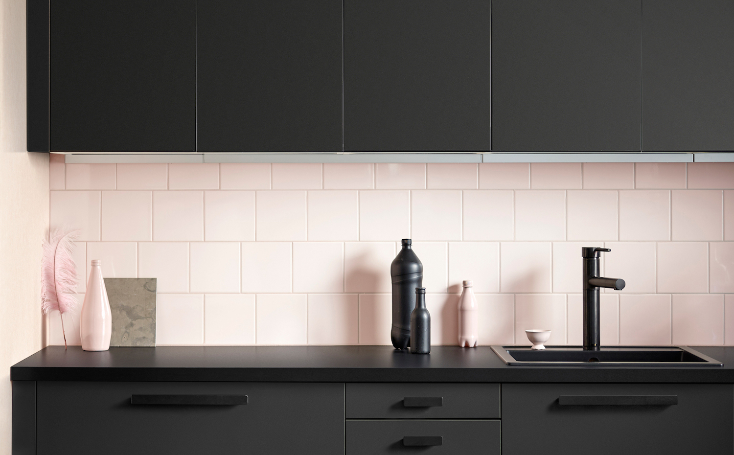 ikea1. Cada unidad de cocina Kungsbacka está hecha con 25 botellas de plástico recicladas