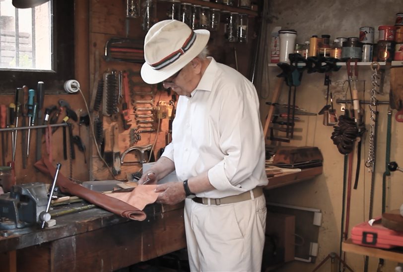 Miguel Milá en el taller de su casa, una antiguo garaje