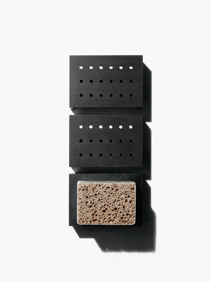 Salinas-det-sponge-holder-bytommasosartori high. Detalle de los soportes para esponjas y estropajos