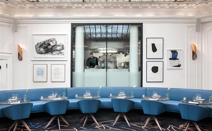 La atmósfera art-decó del hotel se completa con obras de arte que salpican todos los espacios. Aquí, los sillones Brandy con tapizado azul eléctrico