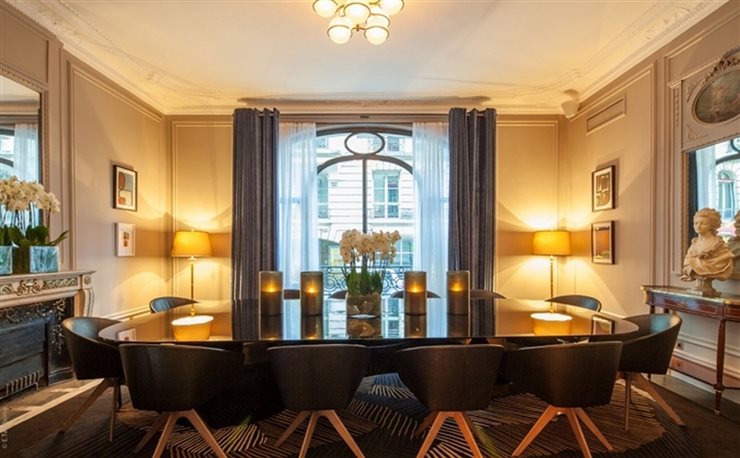 Para el Hotel Vernet se ha escogido la versión del sillón con base de madera