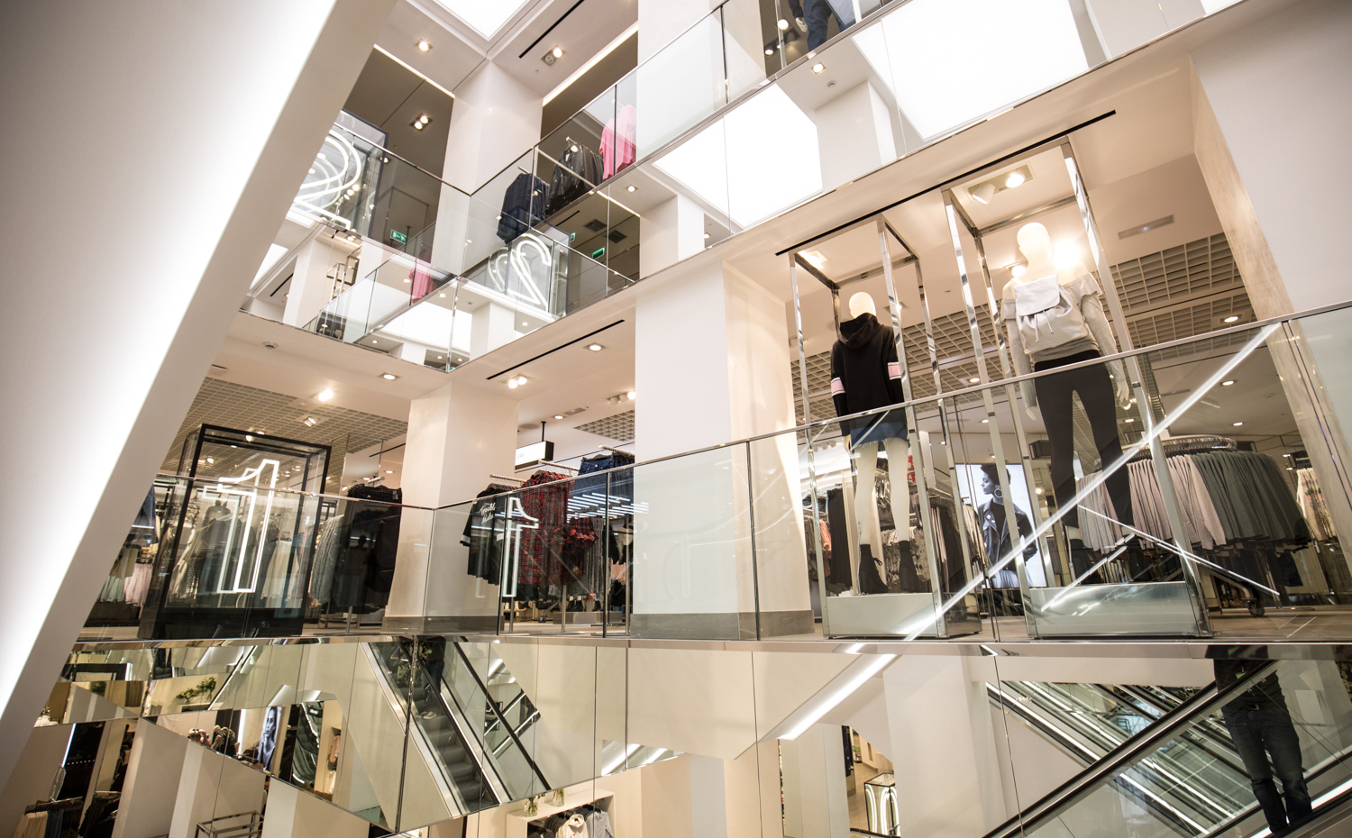 HM FLAGSHIP STORE BARCELONA (10). En la nueva tienda están presentes todas las colecciones de la marca, distribuidas en cuatro plantas