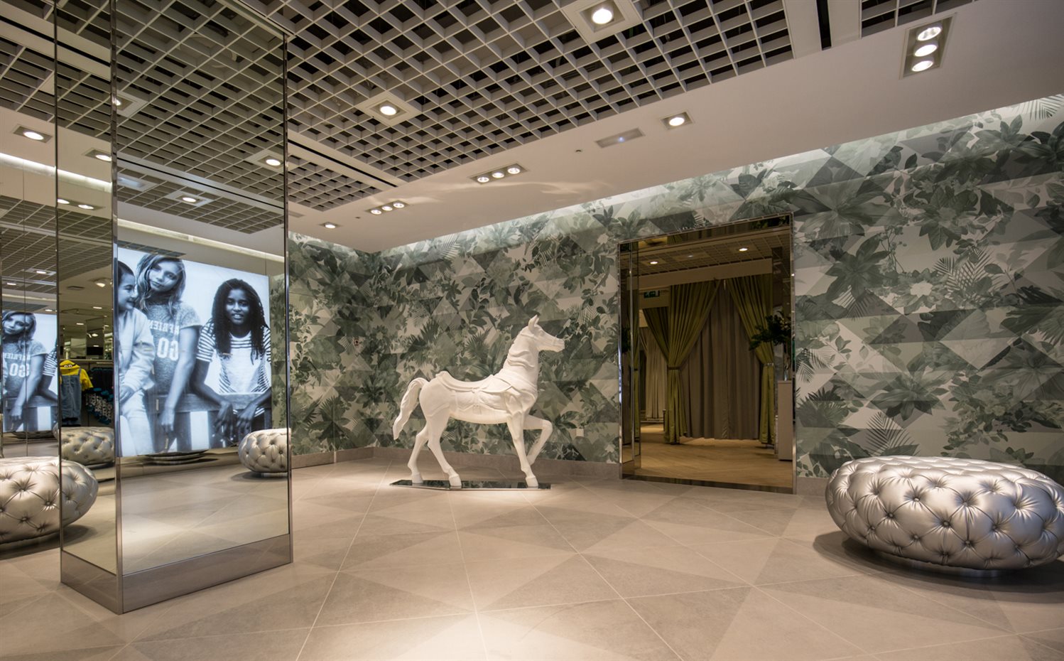 HM FLAGSHIP STORE BARCELONA (17). Madera, mármol, espejos y detalles en acero o en piel visten los diferentes ambientes