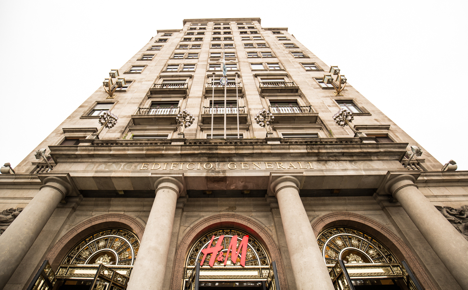 HM FLAGSHIP STORE BARCELONA (1). La nueva flagship store de H&M se ubica en el emblemático edificio Generali de Paseo de Gracia 11, en el cruce con la Gran Via