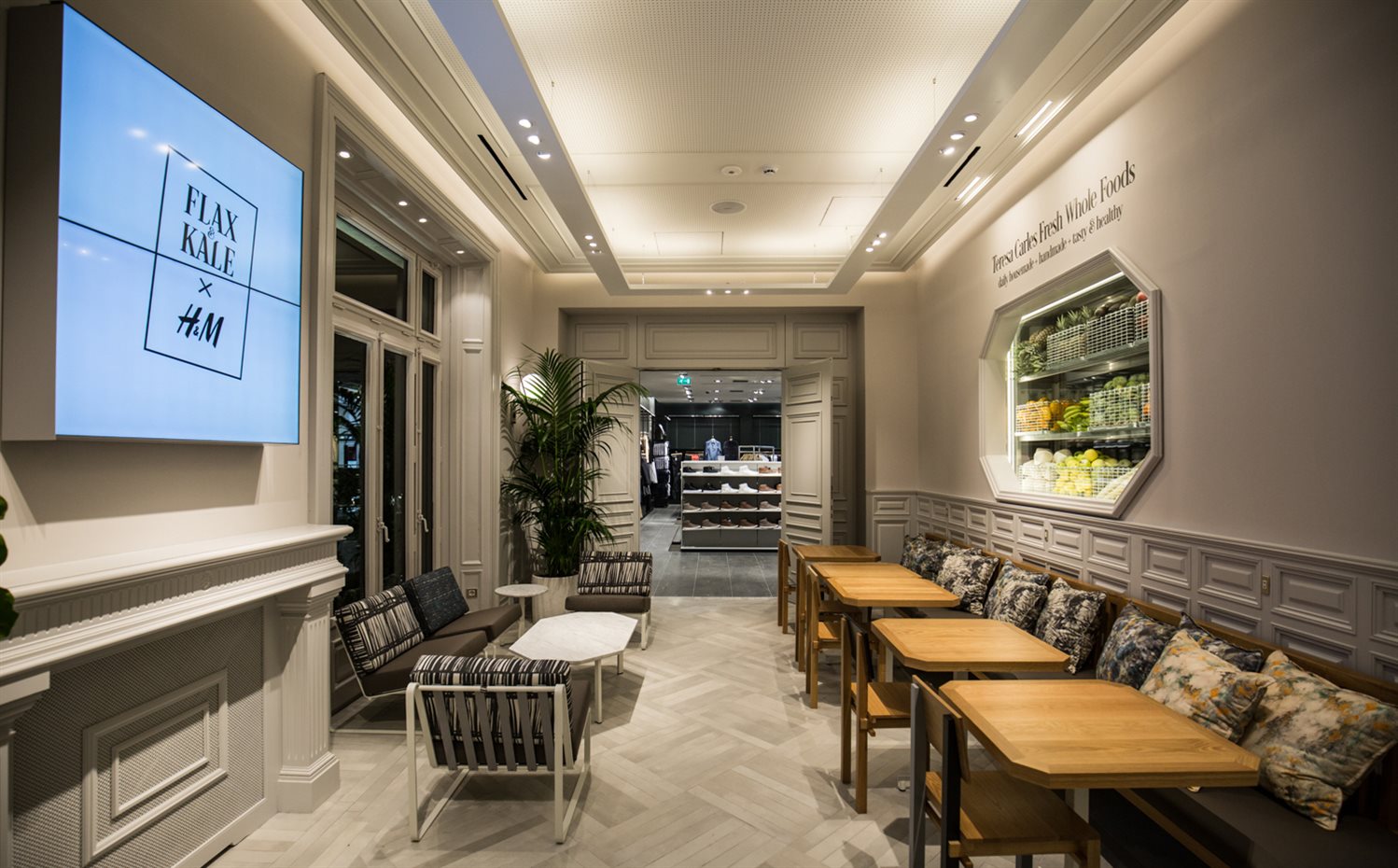 HM FLAGSHIP STORE BARCELONA (26). El espacio incluye oferta gastronómica con la cafetería Flax & Kale x H&M, en colaboración con Teresa Carles Healthy Foods y con interiorismo de Estudi Francesc Pons