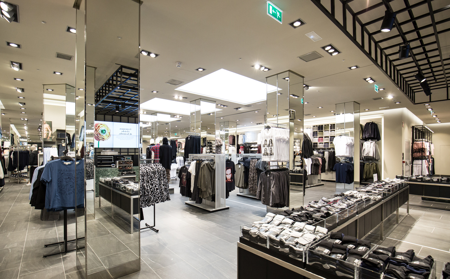 HM FLAGSHIP STORE BARCELONA (2). Las dimensiones del espacio y la escenografía dan protagonismo a la experiencia de compra