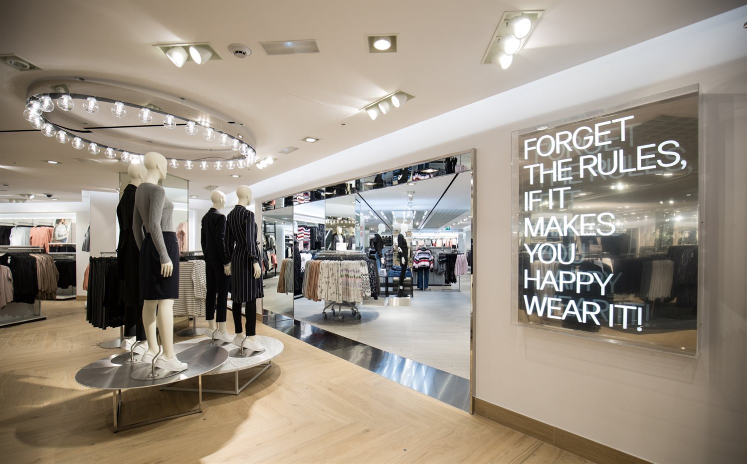 HM FLAGSHIP STORE BARCELONA (7). El interiorismo responde al nuevo concepto diseñado para las tiendas insignia de H&M en el mundo