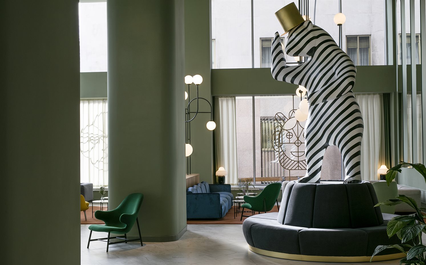 Looby del hotel con un oso gigante que da la bienvenida. El looby está presidido por un oso gigante que da la bienvenida a los huéspedes
