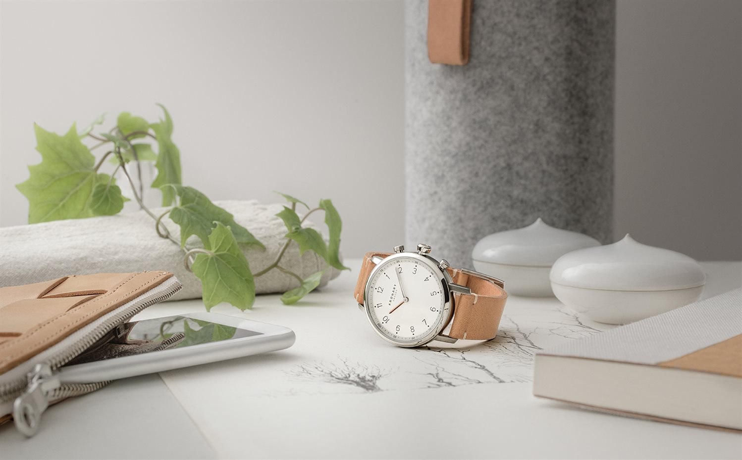 UPDATED Still life Garbo Nord Natural-sRGB. Modelo Nord, de Kronaby, con correa de piel color natural