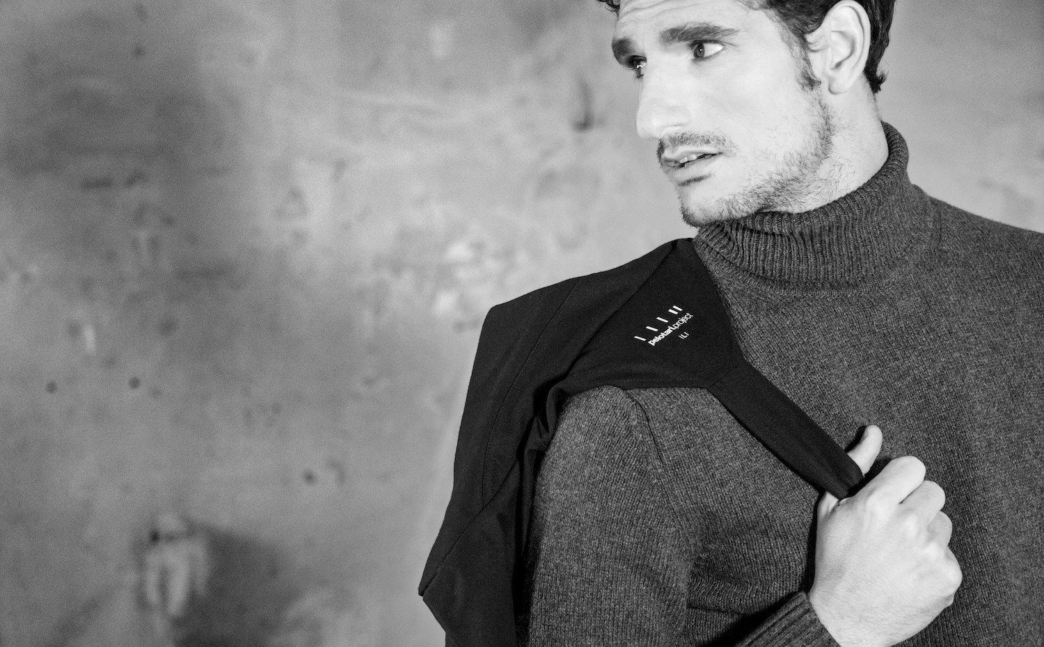 Tirante interior para llevar la chaqueta al hombro