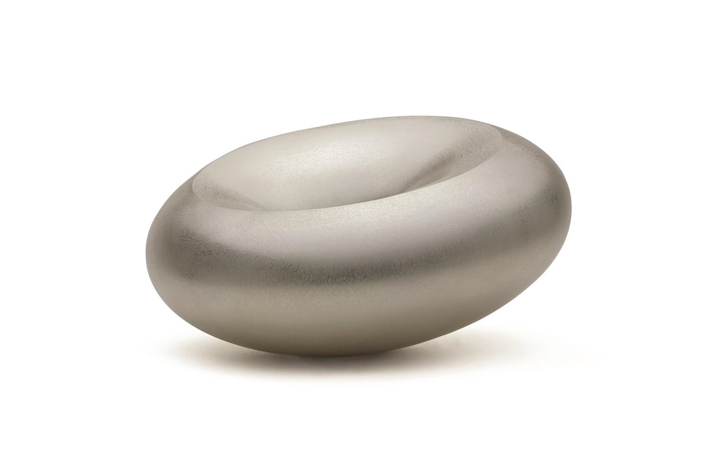 Adi Toch. Adi Toch, Reino Unido. ‘Encircling Vessel, Whispering Vessels series’, plata de Britannia que contiene bolas de acero inoxidable