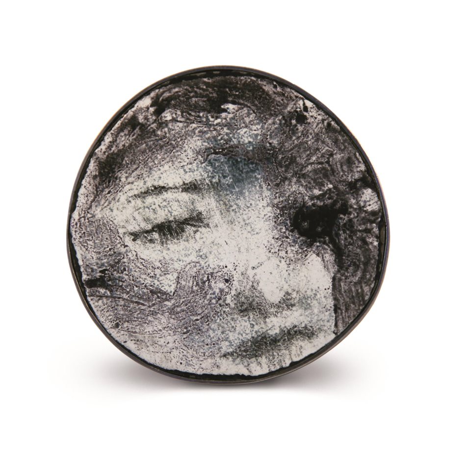 FATIMA TOCORNAL1. Fátima Tocornal, España. ‘Dreamers’, plata esmaltada, níquel
