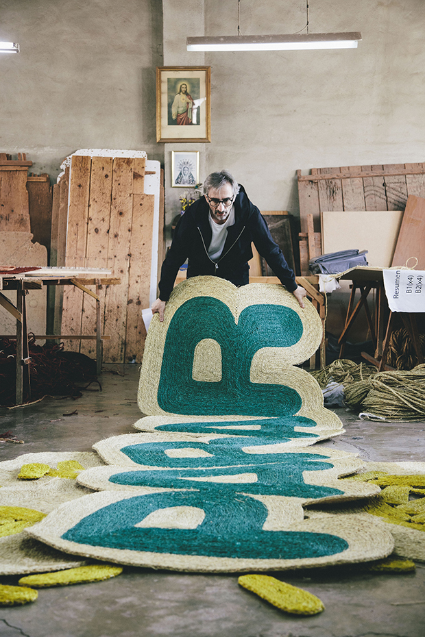 Cervezas Alhambra Crearsinprisa Martín Azúa (5). La pieza inspira familiaridad por el material y las técnicas utilizadas, pero sorprende por su tamaño, sus colores y el mensaje que transmite