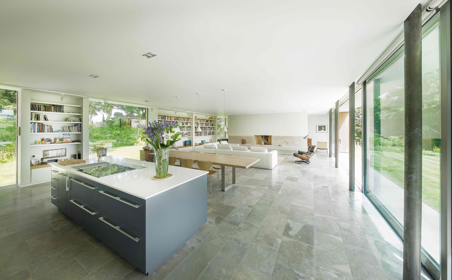 StromArchitects TheQuest MartinGardner 11. El espacio central de la casa lo ocupa el gran espacio que comparten cocina, comedor y salón