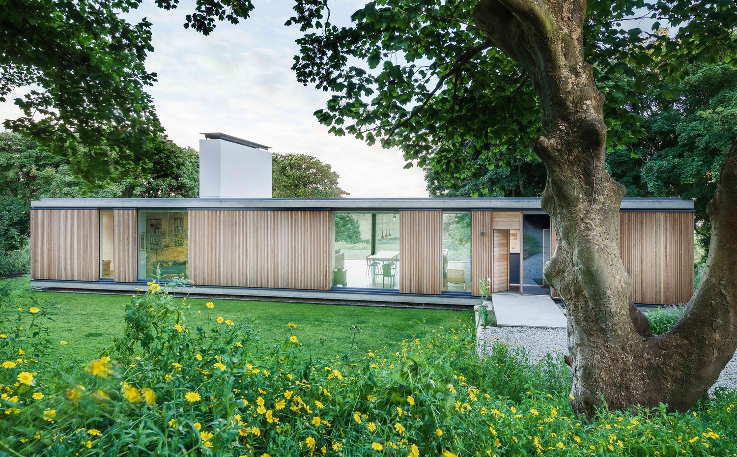 StromArchitects TheQuest MartinGardner 12. La fachada de tablillas de madera de alerce 'dulcifica' la construcción en hormigón