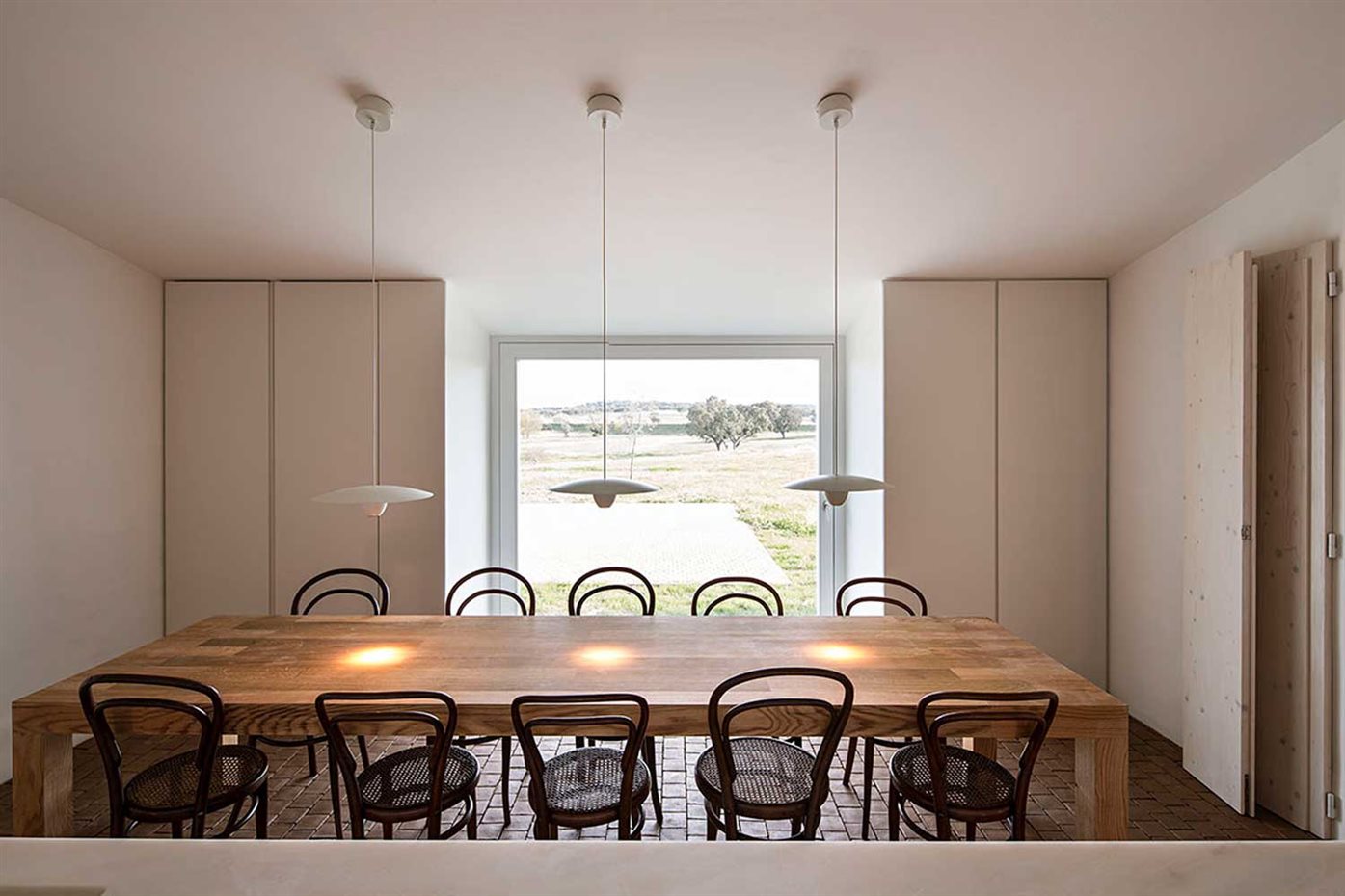 AIRES-MATEUS-11. Sillas Thonet, y lámparas Ovonelpiatto, de Massimiliano y Raffaele Alajmo para Davide Groppi