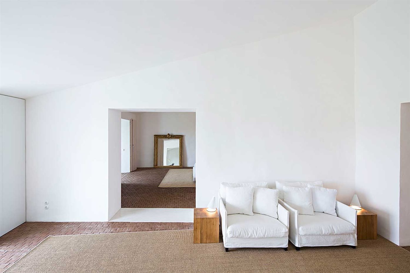 AIRES-MATEUS-12. Sillones Chemise, de Piero Lissoni para Living Divani. Mesillas de madera realizadas a medida