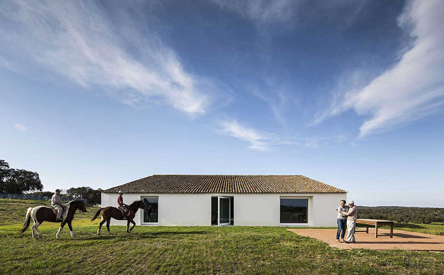 AIRES-MATEUS-2. La casa ofrece una imagen arquetípica de construcción rural, matizada por las grandes aberturas de corte moderno que aportan abundante luz y vistas al interior