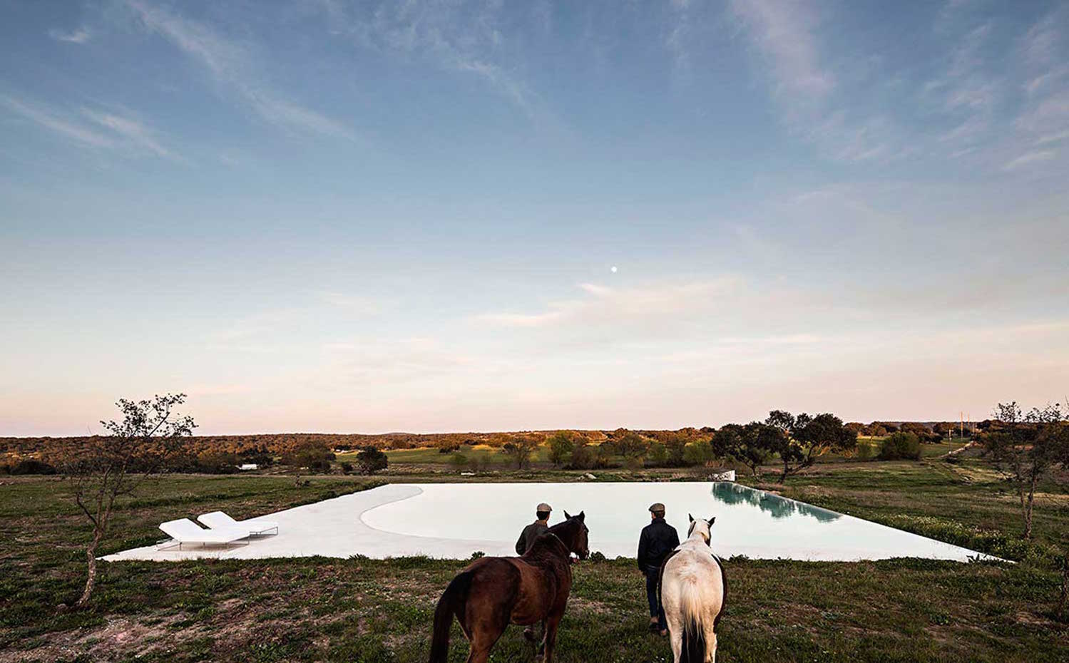 AIRES-MATEUS-6. Manuel Aires Mateus diseñó la piscina de 400 metros cuadrados con vaso desbordante y corona a modo de playa u orilla para que se integrara mejor en el paisaje
