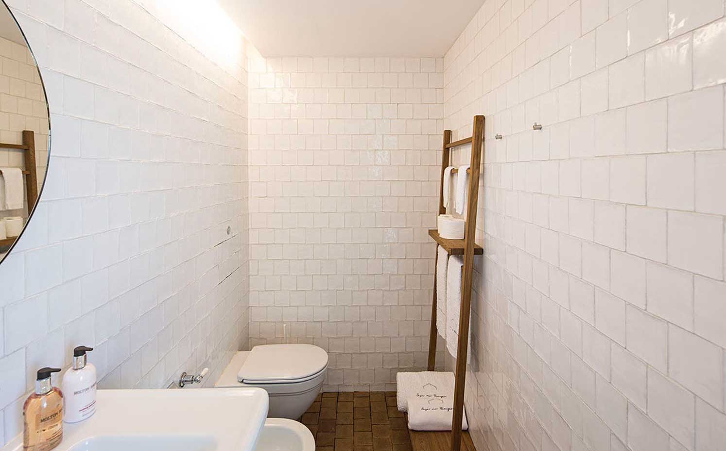 AIRES-MATEUS-8. Azulejos hechos a mano revisten las paredes del baño, y baldosas de arcilla, los suelos